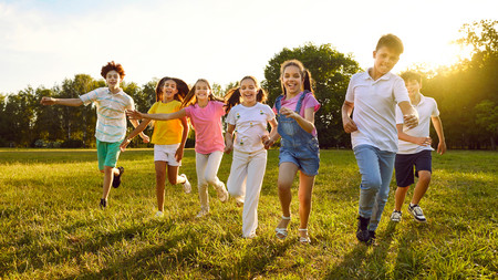 Laufende Kinder im Freien