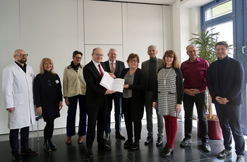 Dr. med. Piotr Czapiewski, Ute Scholz, Landtagsabgeordnete Dr. Anja Schneider, Dr. med. Andrè Dyrna, Landtagsabgeordneter Holger Hövelmann, Ministerin Petra Grimm-Benne, Dr. med. Joachim Zagrodnick, Prof. Dr. med. Sabine Westphall, Jens Larsen, Dessau-Roßlaus Oberbürgermeister Dr. Robert Reck (v.l.n.r.)