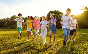 Laufende Kinder im Freien