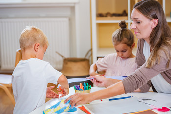 Kinder mit Erzieherin in einer Kita
