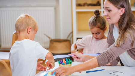 Kinder mit Erzieherin in einer Kita