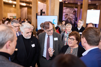 Wissenschaftsminister Prof. Dr. Armin Willingmann, der Staatssekretär im BMBF, Dr. Karl Eugen Huthmacher und Gesundheitsministerin Petra Grimm-Benne informieren sich bei einem Rundgang über die Startprojekte der TPG.