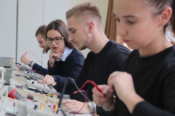 Auszubildende an der Werkbank