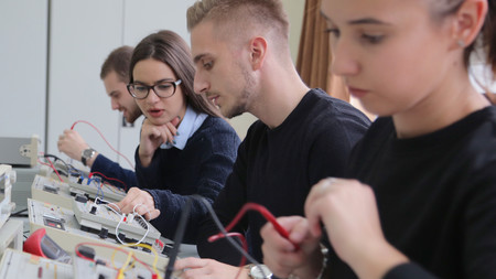 Auszubildende an der Werkbank