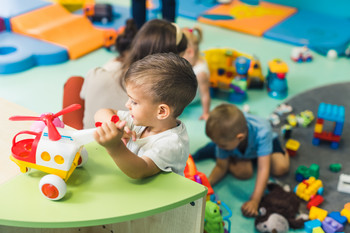 Spielende Kinder in einer Kita