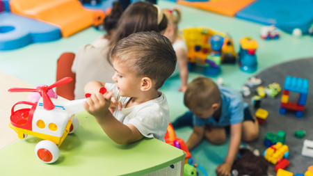 Spielende Kinder in einer Kita