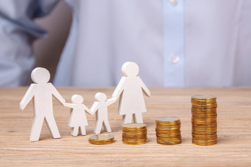 Symbolische Familie mit Geldmünzen
