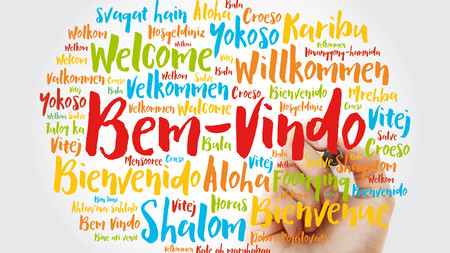 Plakat mit der Aufschrift "Willkommen" in verschiedenen Sprachen