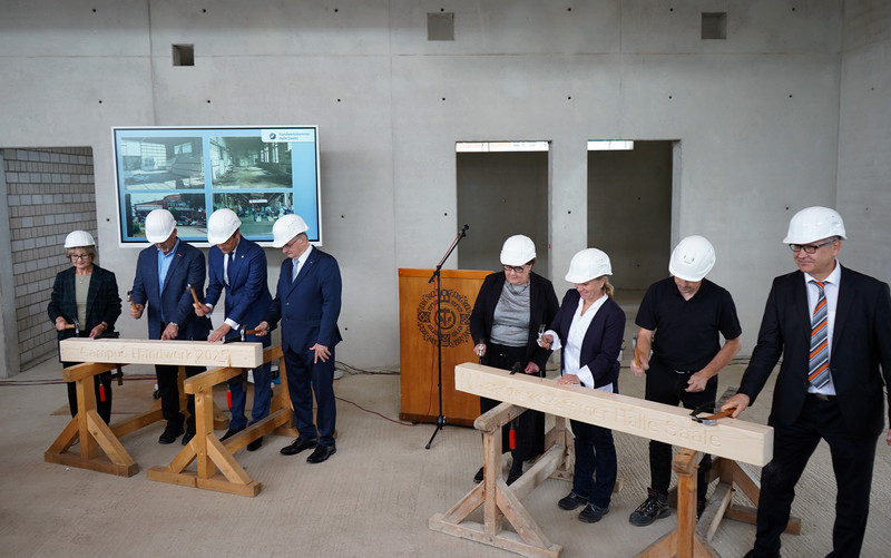 Ministerpräsident Dr. Reiner Haseloff, Arbeitsministerin Petra Grimm-Benne, Präsident der Handwerkskammer Halle, Thomas Keindorf und Weitere anlässlich des Richtfestes
