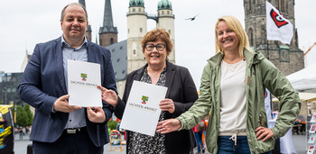 Sozialministerin Petra Grimm-Benne überreicht die zwei Förderbescheide an Halles Beigeordneten für Stadtentwicklung und Umwelt, René Rebenstorf und an Claudia Volkmann von der Sozialagentur Sachsen-Anhalt