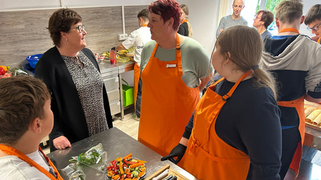 Bei den Berufspraktika-Tagen im Berufsfeld Hotel/Gastronomie der Neuntklässler im BHV Gardelegen: Arbeitsministerin Petra Grimm-Benne im Gespräch mit Dozentin Juliane Theuerkauf.