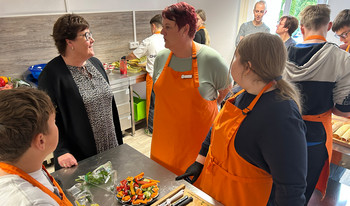 Bei den Berufspraktika-Tagen im Berufsfeld Hotel/Gastronomie der Neuntklässler im BHV Gardelegen: Arbeitsministerin Petra Grimm-Benne im Gespräch mit Dozentin Juliane Theuerkauf.