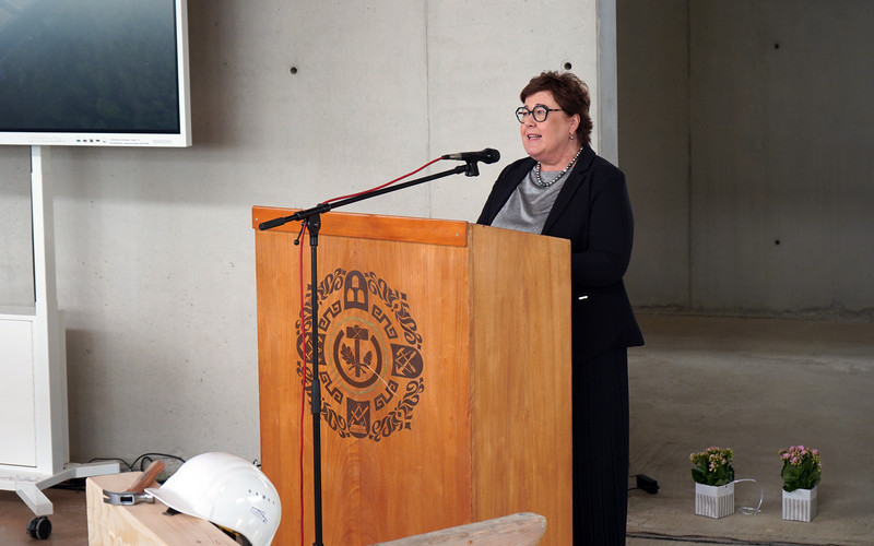 Ministerpräsident Dr. Reiner Haseloff, Arbeitsministerin Petra Grimm-Benne, Präsident der Handwerkskammer Halle, Thomas Keindorf und Weitere anlässlich des Richtfestes
