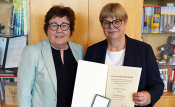 Susanne Wiedemeyer erhält die Ehrennadel Sachsen-Anhalts