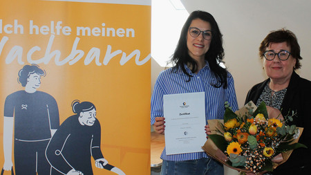 Sozialministerin Petra Grimm-Benne (r.) dankt Anne Kinzel als landesweit 4000. Nachbarschaftshelfende stellvertretend für alle Engagierten in Sachsen-Anhalt. 