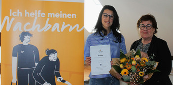 Sozialministerin Petra Grimm-Benne (r.) dankt Anne Kinzel als landesweit 4000. Nachbarschaftshelfende stellvertretend für alle Engagierten in Sachsen-Anhalt. 
