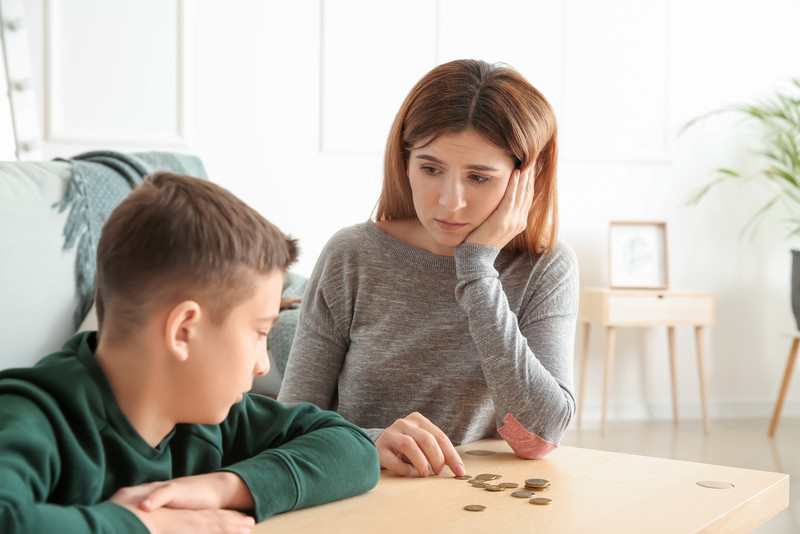 Mutter mit Sohn beim Geld zählen