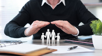 Symbolische Familie (Scherenschnitt), die einen Antrag stellt