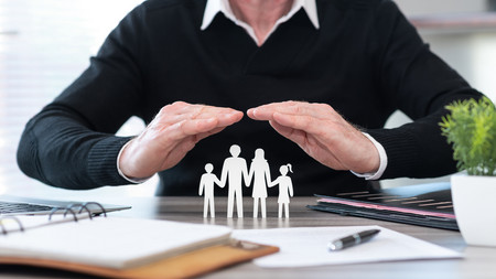 Symbolische Familie (Scherenschnitt), die einen Antrag stellt