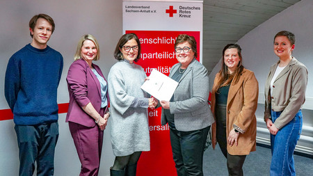 v.l.n.r.: Simon Bruns, Referent DigiSucht; Nadine Stephan, Leiterin der Landesstelle für Suchtfragen; Katja Fischer, Landesgeschäftsführerin DRK Sachsen-Anhalt; Gesundheitsministerin Petra Grimm-Benne; Lea Riedel, Referentin Suchtprävention; Arleen Dießner, Referentin für Glücksspielsuchtprävention