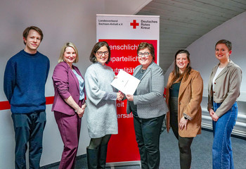 v.l.n.r.: Simon Bruns, Referent DigiSucht; Nadine Stephan, Leiterin der Landesstelle für Suchtfragen; Katja Fischer, Landesgeschäftsführerin DRK Sachsen-Anhalt; Gesundheitsministerin Petra Grimm-Benne; Lea Riedel, Referentin Suchtprävention; Arleen Dießner, Referentin für Glücksspielsuchtprävention