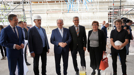 Ministerpräsident Dr. Reiner Haseloff, Arbeitsministerin Petra Grimm-Benne, Präsident der Handwerkskammer Halle, Thomas Keindorf und Weitere anlässlich des Richtfestes