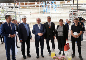 Ministerpräsident Dr. Reiner Haseloff, Arbeitsministerin Petra Grimm-Benne, Präsident der Handwerkskammer Halle, Thomas Keindorf und Weitere anlässlich des Richtfestes