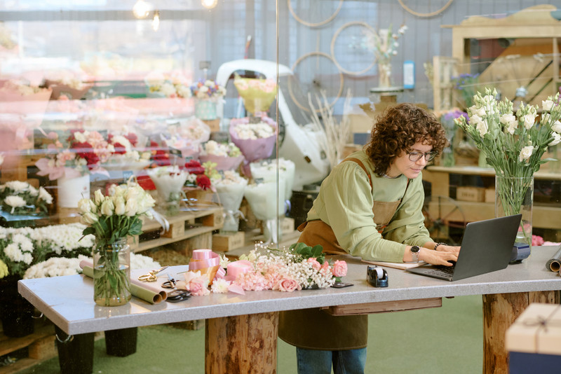 Verkäuferin in einem Blumenladen