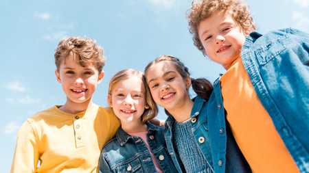 Gruppe von Kindern im Freien