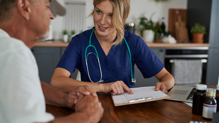 Hausärztin mit Patient