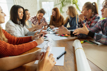 Frauen sitzen diskutierend am Tisch