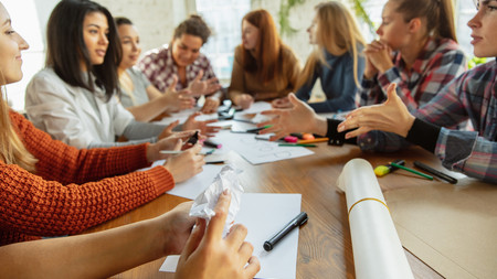 Frauen sitzen diskutierend am Tisch