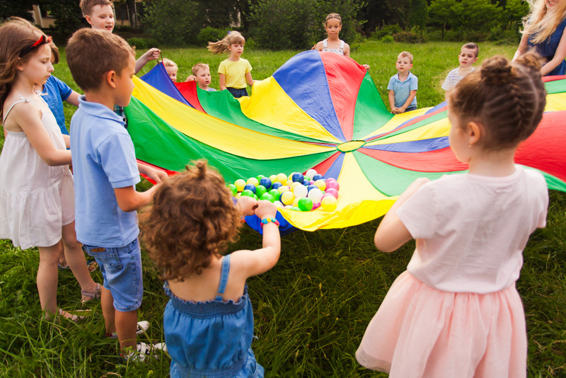 Spielende Kinder mit bunten Bällen