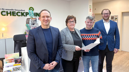 MdL Falko Grube (SPD), Gesundheitsministerin Petra Grimm-Benne, Vorstandsmitglied des Aidshilfe Sachsen-Anhalt Nord e.V. Michael Boy, MdL Konstantin Pott (FDP) (v.l.n.r.)