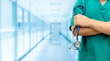 Arzt stehend im Gang eines Krankenhauses