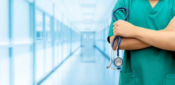 Arzt stehend im Gang eines Krankenhauses