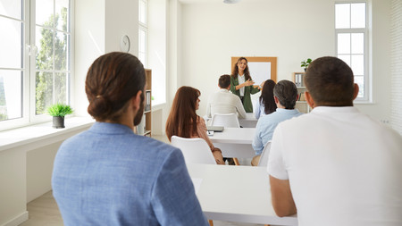 Im Unterrichtsraum sitzende junge Menschen