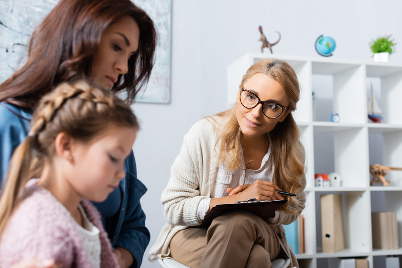 Mutter mit Kind im Gespräch in einer Familienberatungsstelle