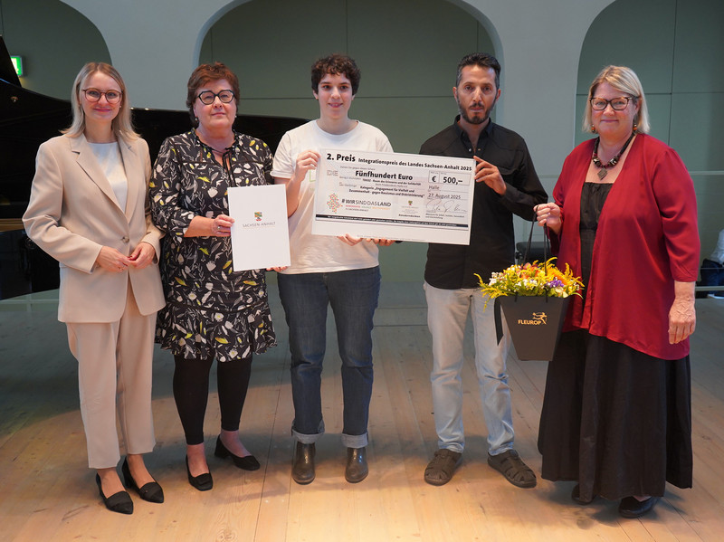 2. Platz für die Kategorie „Engagement für Vielfalt und Zusammenhalt – gegen Rassismus und Diskriminierung“ Der mit 500 Euro dotierte, zweite Preis geht an das Projekt TEKiEZ beim Friedenskreis Halle e.V.