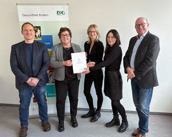 v.l.n.r.: MdL Falko Grube (SPD), Gesundheitsministerin Petra Grimm-Benne, LVG-Geschäftsführerinnen Melanie Kahl und Mandy Weber, Vorstandsmitglied Holger Häberer