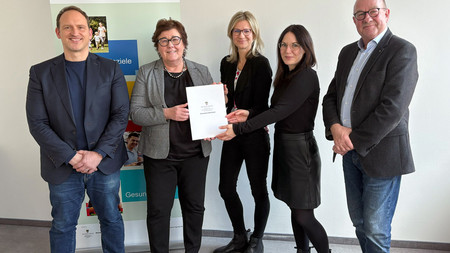 v.l.n.r.: MdL Falko Grube (SPD), Gesundheitsministerin Petra Grimm-Benne, LVG-Geschäftsführerinnen Melanie Kahl und Mandy Weber, Vorstandsmitglied Holger Häberer