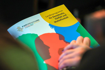 Bild einer Broschüre vom Landesprogramm für Demokratie, Vielfalt und Weltoffenheit