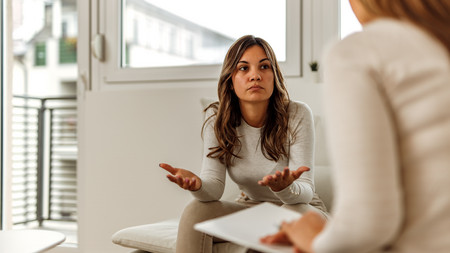 Zwei Frauen im Gespräch