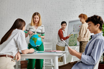 Jugendliche in einem Seminarrauem. Zu sehen ist ein Globis und eine Schautafel.