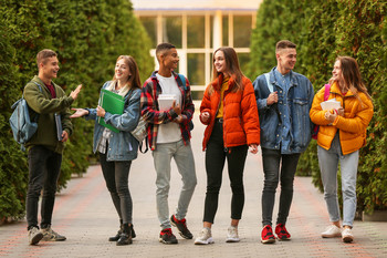 Auszubildende auf den Weg zur Schule