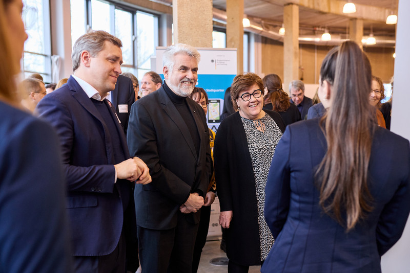 Wissenschaftsminister Prof. Dr. Armin Willingmann und Gesundheitsministerin Petra Grimm-Benne informieren sich bei einem Rundgang über die Startprojekte der TPG.