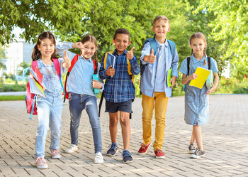 Kinder auf dem Weg zur Schule