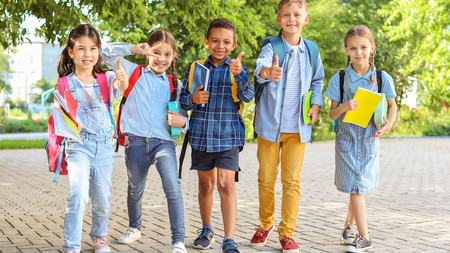 Kinder auf dem Weg zur Schule