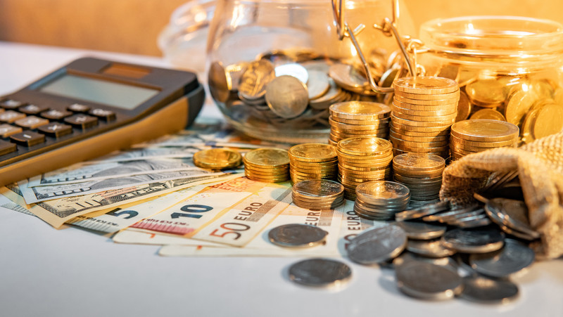 Geld und Taschenrechner auf dem Tisch liegend