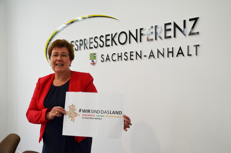 Ministerin Grimm-Benne mit dem neuen Logo #WirsinddasLand